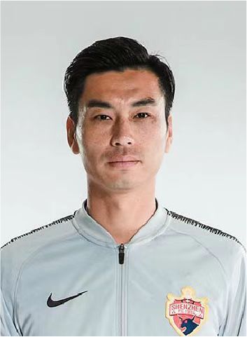 第10分钟，巴斯克斯向前做球，贝林厄姆禁区内挑球过人后低射被门将挡出底线。